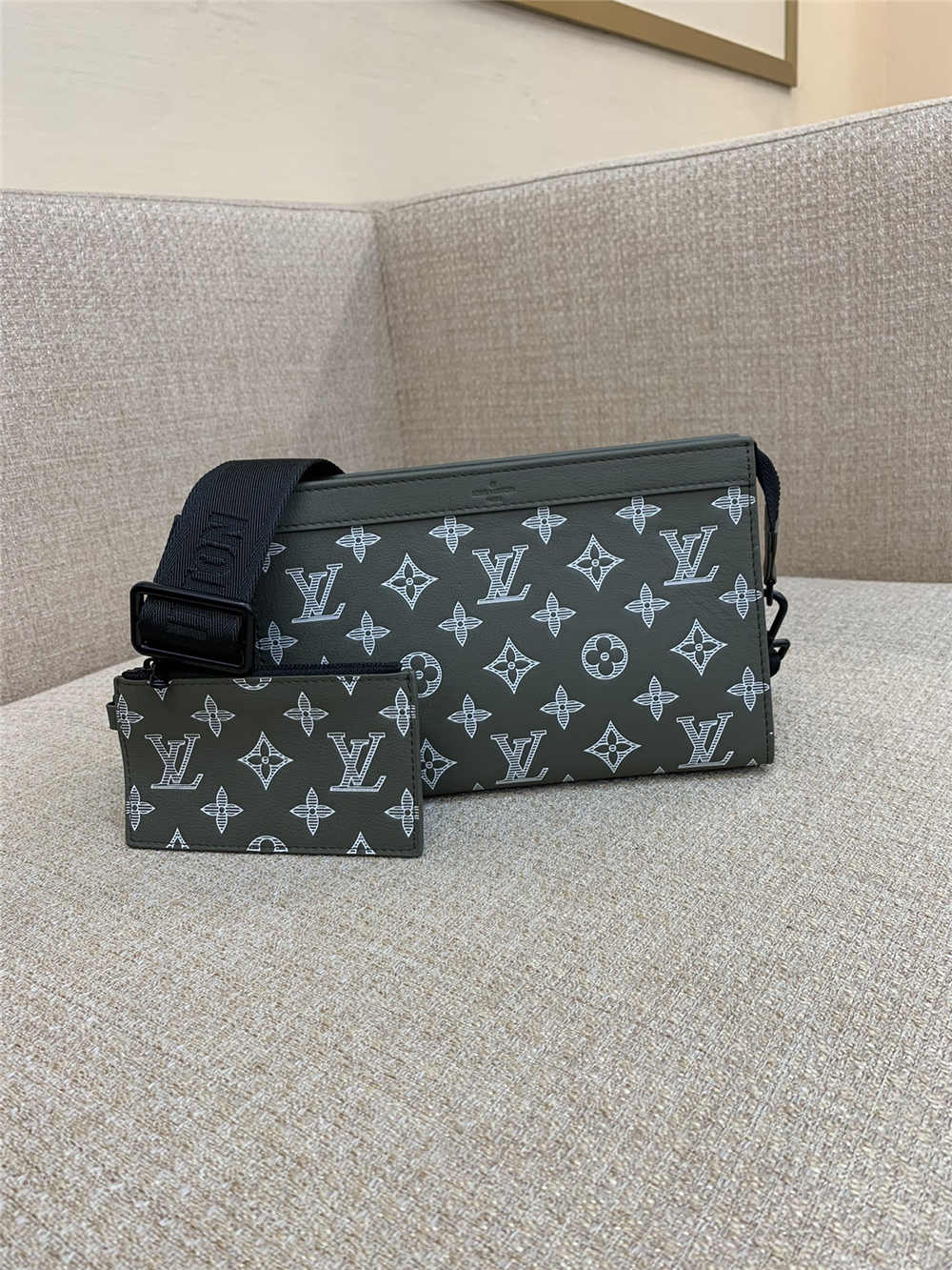 Louis Vuitton M81115 GASTON  size：22 x 14.5 x 4.5cm 2025 new 